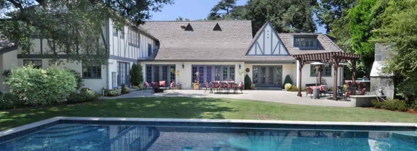 Luxury Residential House with Pool Luxury Residential House with Pool